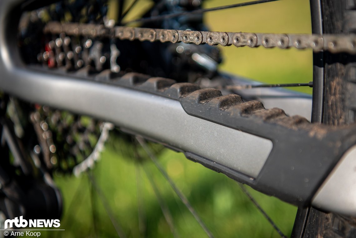 Dank gewelltem Kettenschutz sollte auch auf ruppigen Trails Ruhe im Karton herrschen.