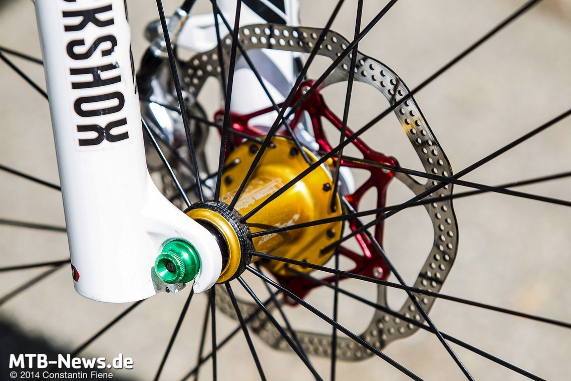 Schnellspanner, Nabe und Bremsscheibe im Weltmeister-Design.