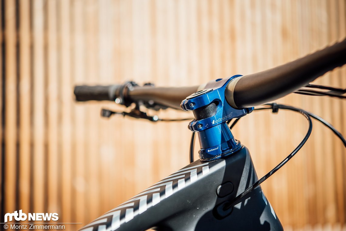 Entgegen der Serien-Ausstattung ist an unserem Testbike ein schicker Intend Grace EN-Vorbau sowie der Intend-Stiffmaster verbaut.