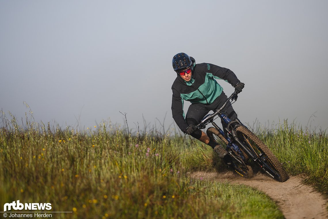 Das Revel Bikes Rascal liegt satt auf dem Trail und lässt sich perfekt durch Kurven drücken