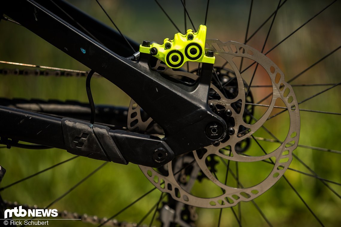 Die Magura MT7 Raceline-Bremsen mit 203 mm großen Scheiben sind für das zuständig, was Danny Hart wirklich ungern macht