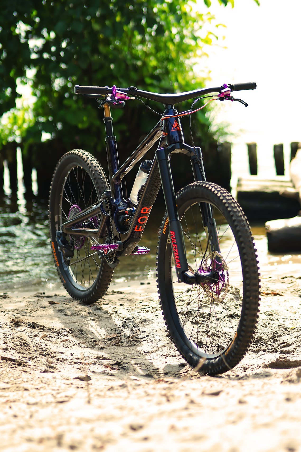 An der Front arbeitet eine Intend Edge mit 160 mm Federweg ...