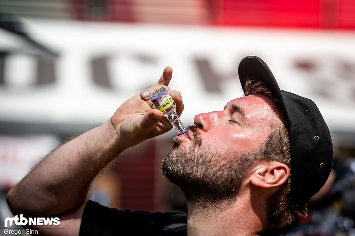Man muss in der prallen Mittagssonne einen Klopfer trinken. Prost!