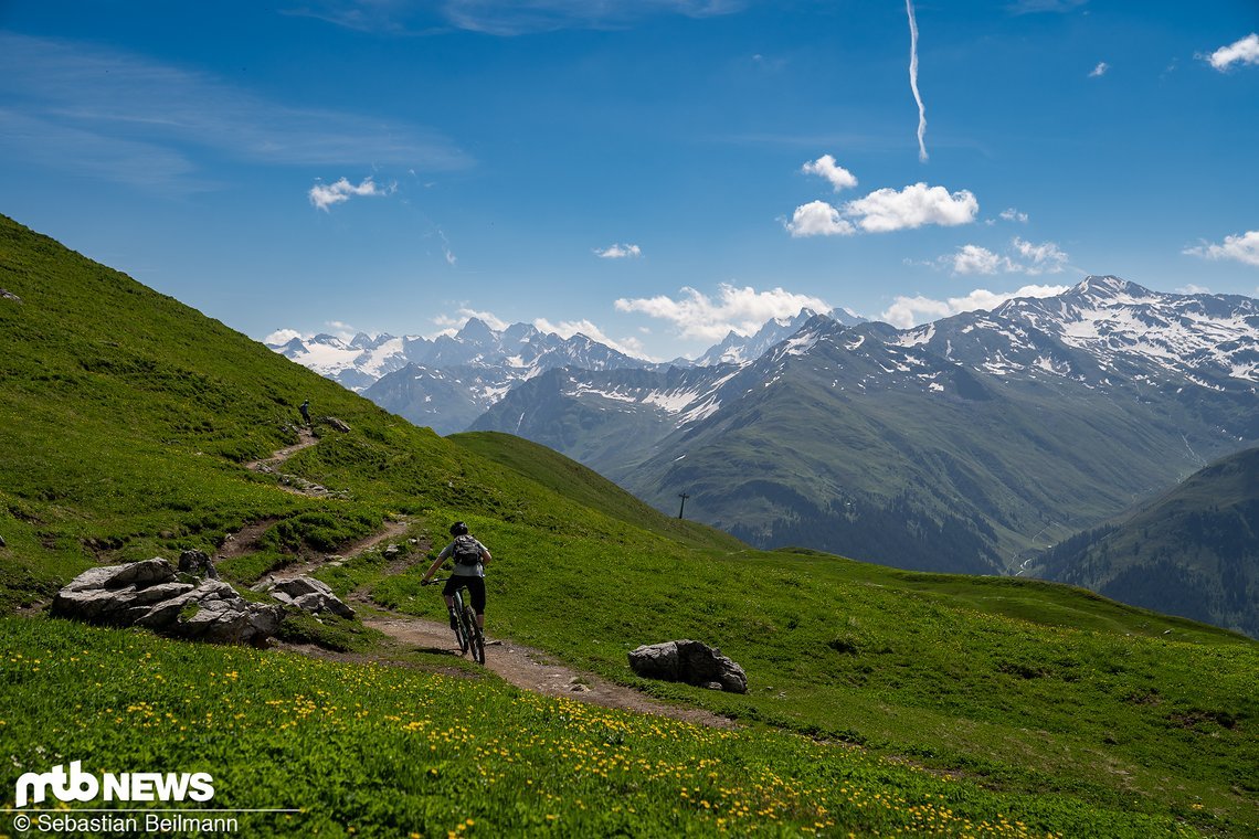 Vom Weißfluhjoch geht es über den Panoramatrail zum Gotschnagrat