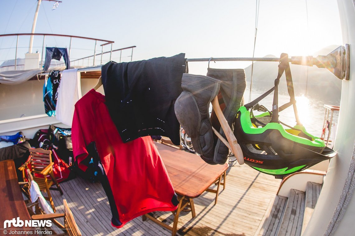 ...trocknen Knieschoner, Helm und Klamotten bei frischer Seeluft