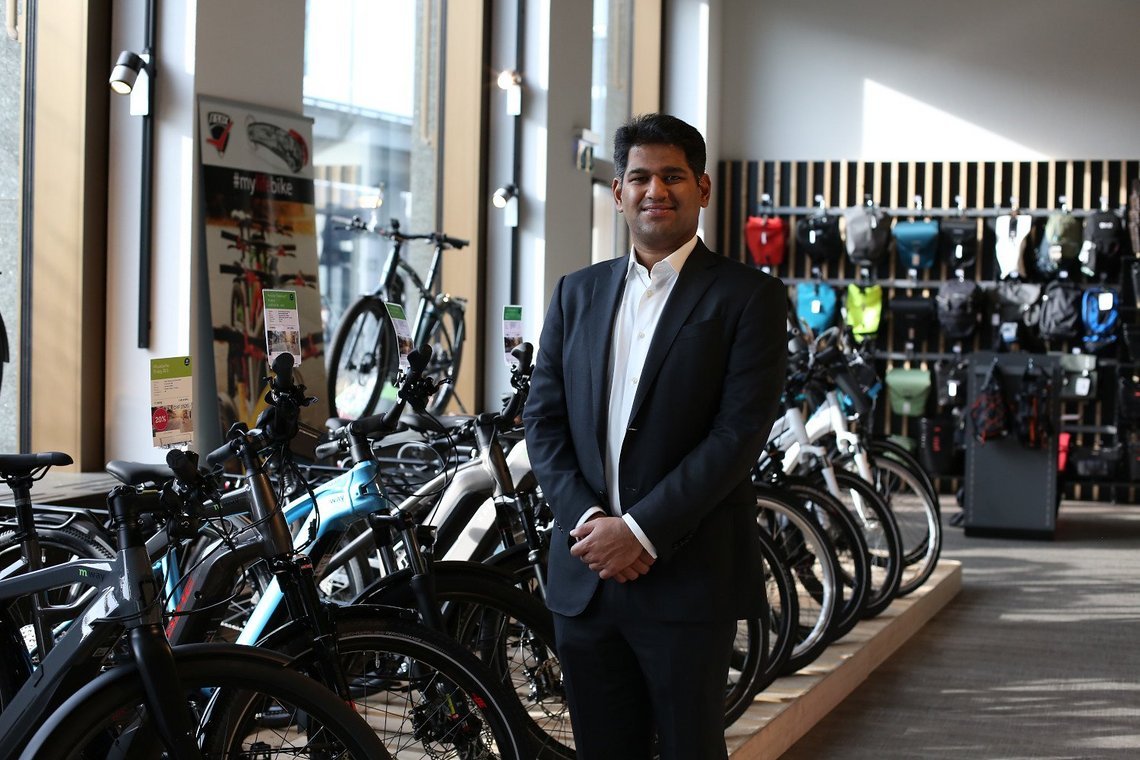 Sudarshan Venu, Co-Geschäftsführer der TVS Motor Company, in einem der Ladenlokale des E-Bike-Filialisten M-Way.