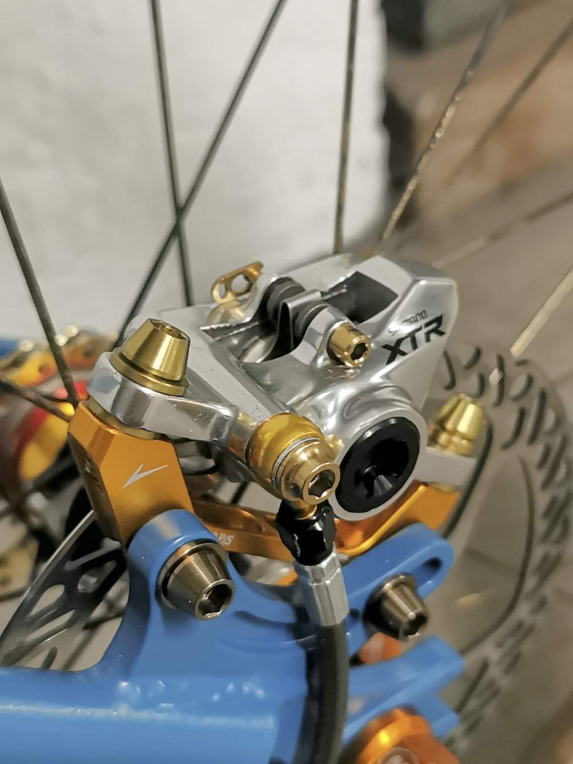 Die edlen Shimano XTR 985 Bremsen zieren goldene Titanschrauben