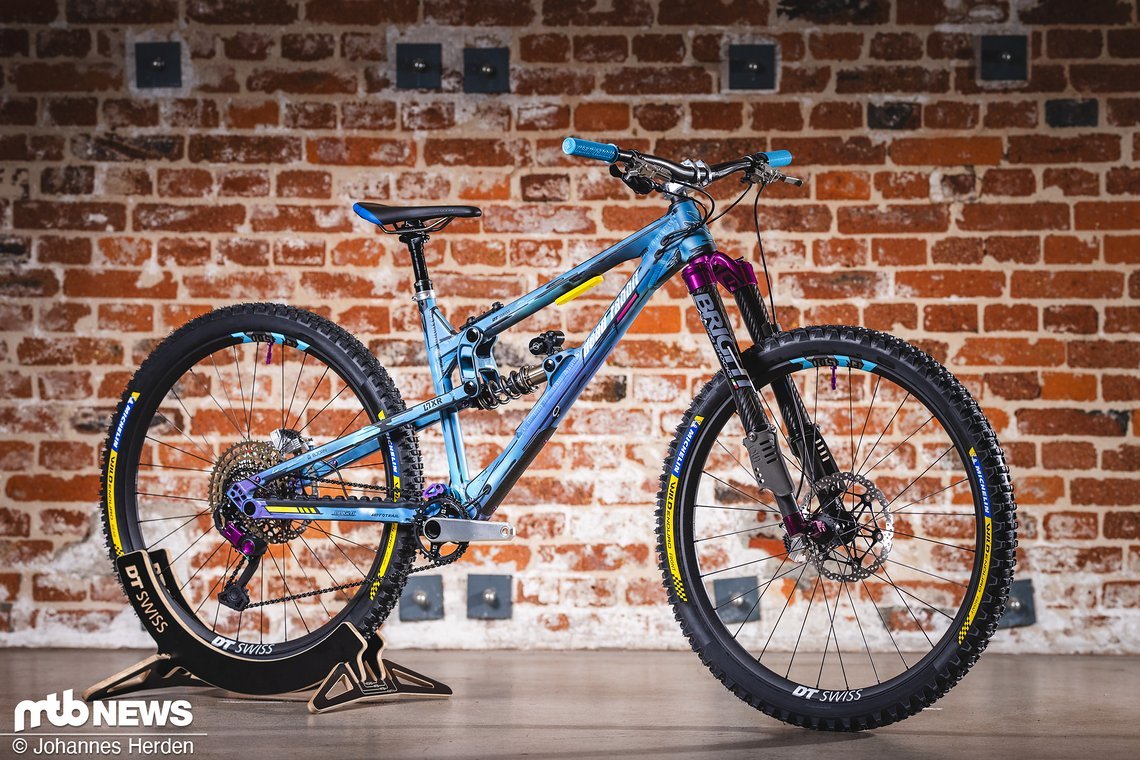Die Firma Dead Rabbit kommt aus dem schweizer Emmental und bietet modifizierbare Custom-Bikes für alle Größen.