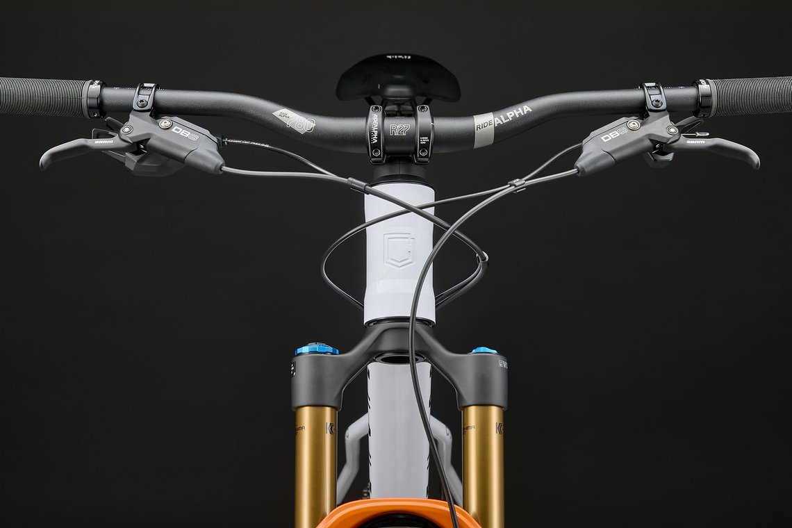 Beim Komplettbike setzt Commencal auf die SRAM DB8 und ein SRAM Eagle 90 Schaltwerk.