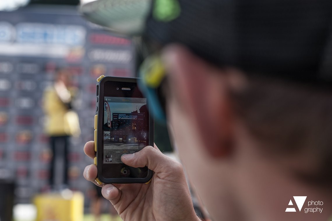 Jerome macht Fotos von seiner Freundin Pauline Diefenthaler.