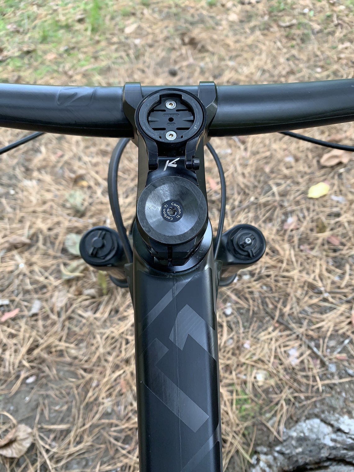 K-Edge-Garminhalter mit schwarzer Titanschraube
