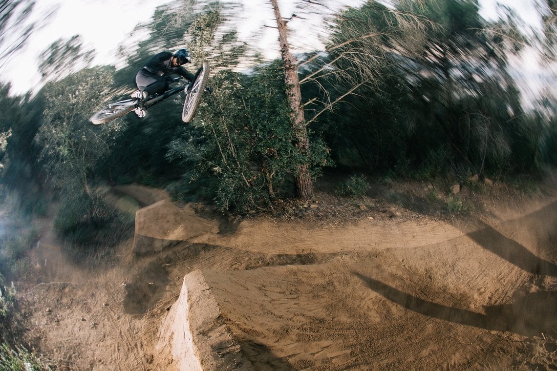 Bei Bicycle Nightmares geht es oft um einen Mix aus Dirtjump, Freestyle und Trailriding