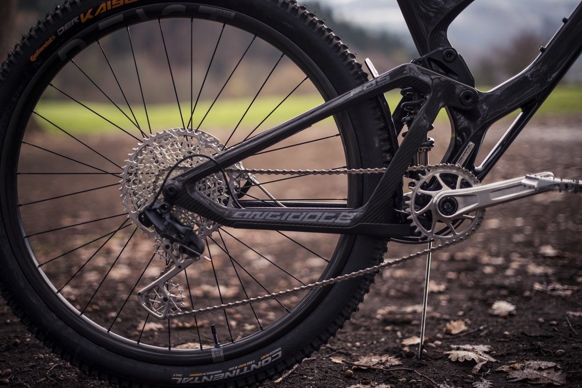 Der Antrieb basiert auf SRAM-Komponenten, die jedoch – so weit wie möglich – um schick gefräste Garbaruk-Tuning-Parts erweitert wurden.