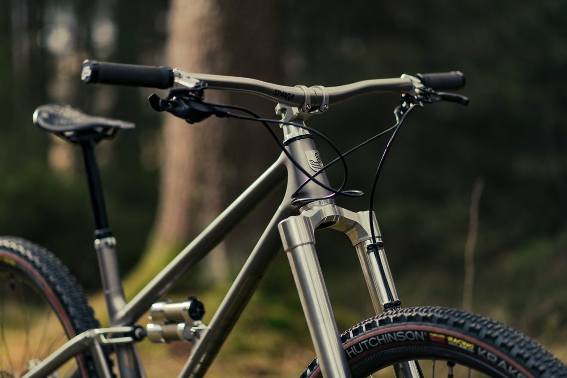 Kleine, aus Carbon laminierte …