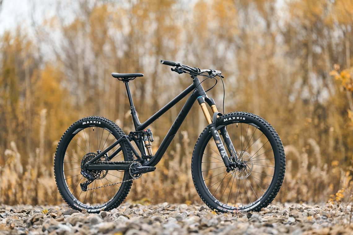 Klare Linien, edle Parts und ein top Gewicht für ein Bike das für ASTM 5 freigegeben ist
