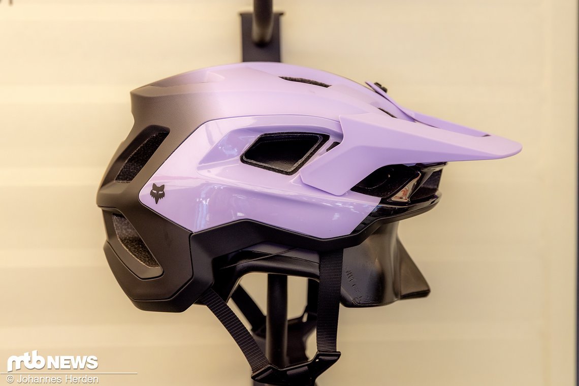 Auch der kürzlich vorgestellte Fox Speedframe-Helm wurde in verschiedensten Farbgebungen gezeigt.