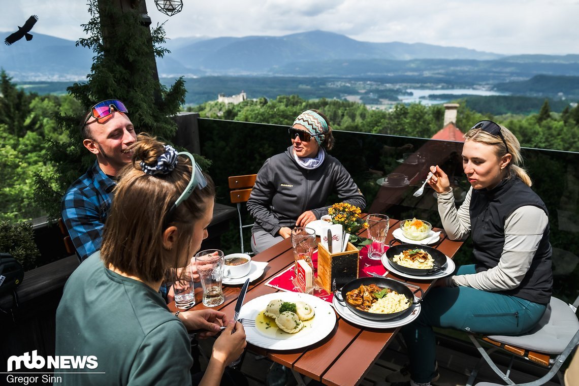 Nach über 1.000 hm kann man sich am Baumgartnerhof bei schönster Aussicht wieder stärken.