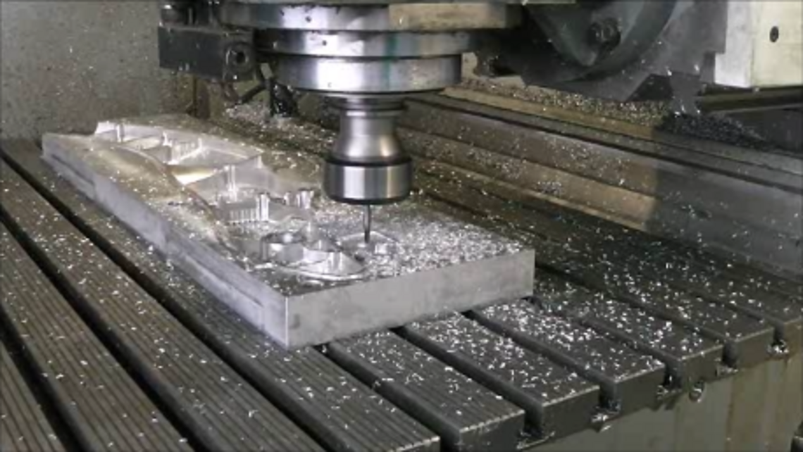 Live: Fräsarbeiten am Hauptrahmen, der Seite für Seite aus einem massiven Aluminiumblock gefräst worden ist