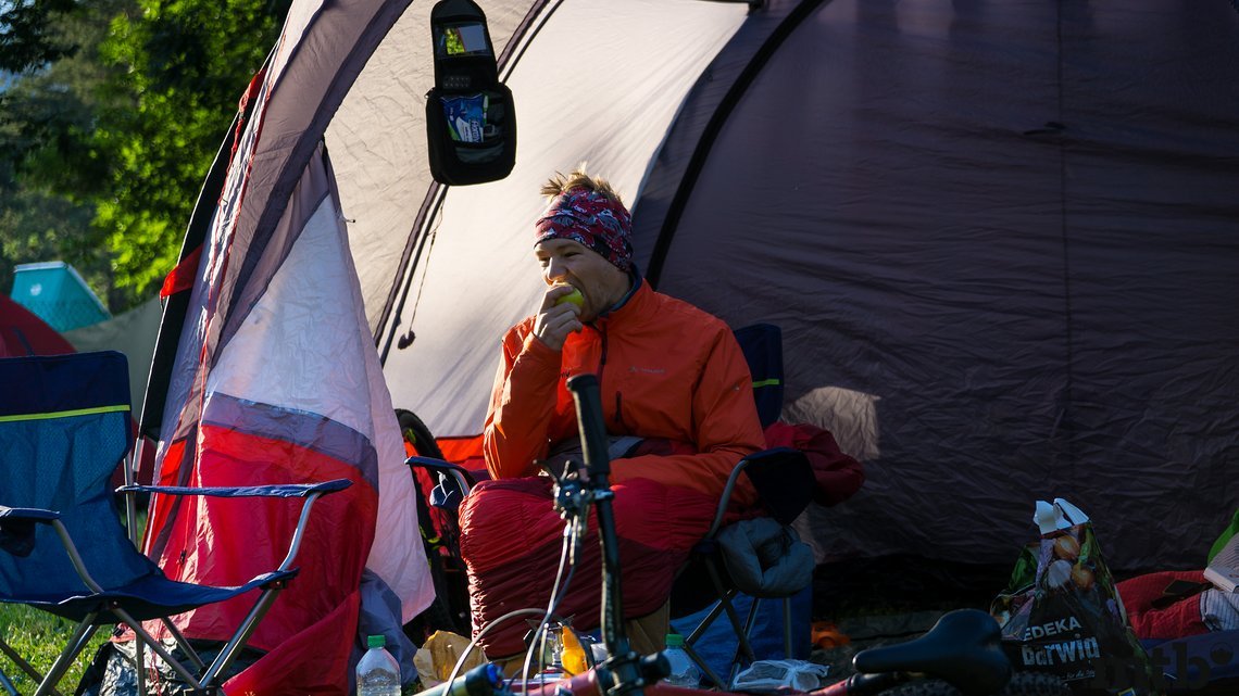 Es heisst früh aufstehen in Bourg-Saint-Maurice. 8.15 Uhr geht die erste Bahn auf den Berg. Kurz vor dem Start versucht Jakob mit seiner Erkältung noch den Arzt zu umgehen - one apple a day ...