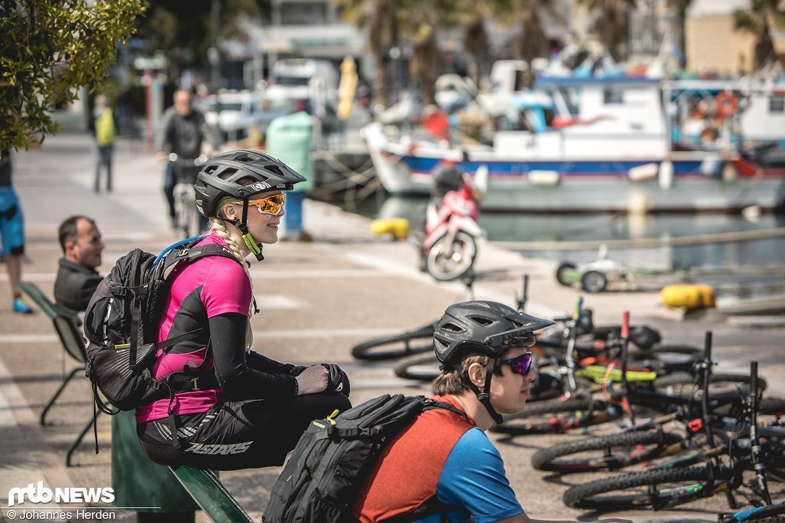 Anita und Philipp warten abfahrbereit auf die Bikes.