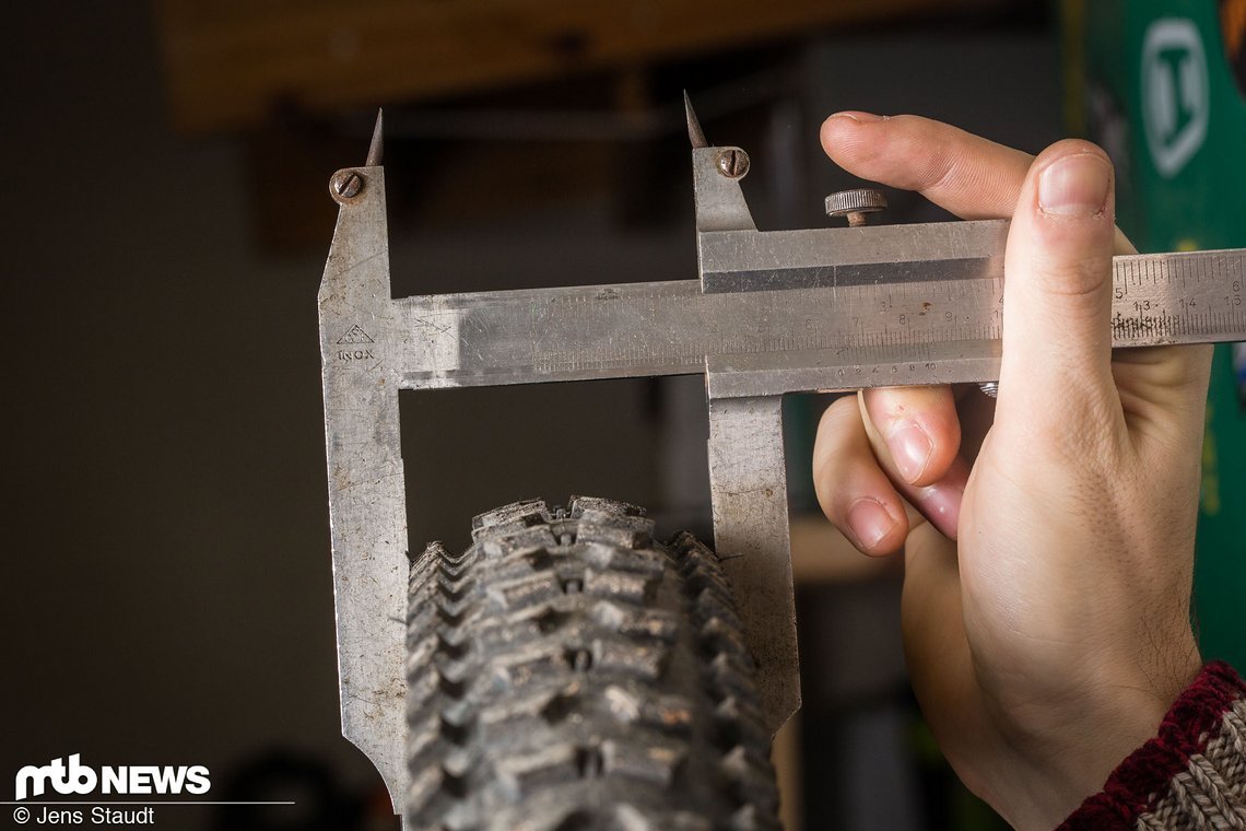 Auf einer Felge mit 30 mm Maulweite baut der Kaiser Projekt knapp 65 mm breit
