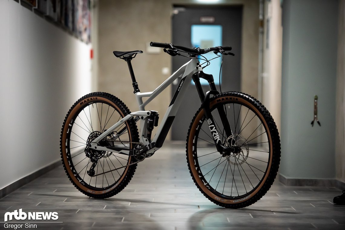 Mit 3.000 € ist das Cube Stereo 150 Race zwar eher günstig, kann optisch aber überzeugen.