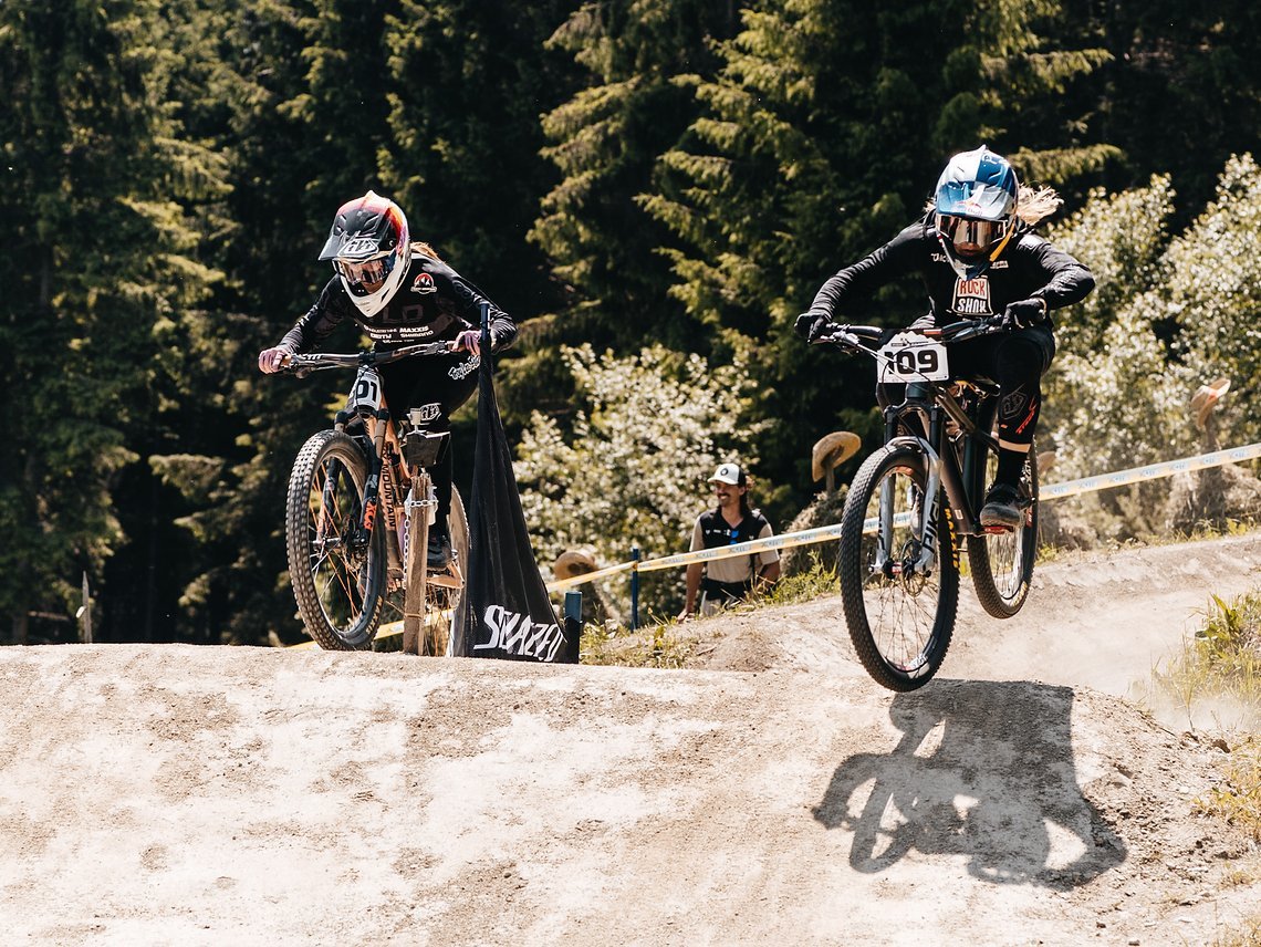 Beim Dual Slalom fuhr Vali Höll ebenfalls auf Rang 3, hier im Kampf mit Vaea Verbeeck, die auf Platz 4 landete