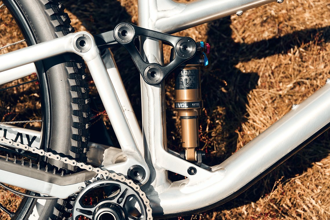 Mit einer angepassten Dämpferlänge soll das Clay am Heck 126 mm Hub generieren.
