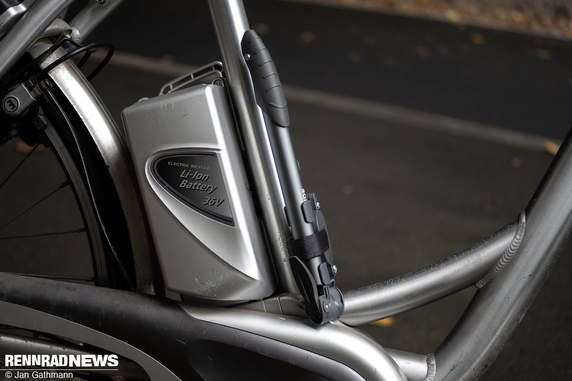 Und so sieht die Pumpe an einem hypermodernen E-Bike aus.