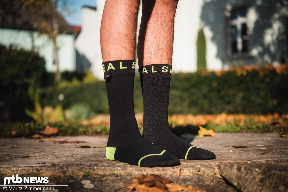 Dank Wasserdichter Membran und Hydrostop sollen die Sealskinz All Weather Mid Length Socken für jeden Regenschauer gewappnet sein