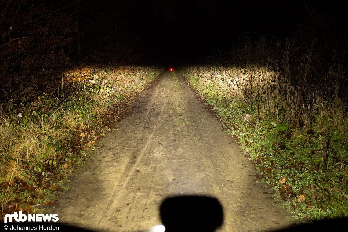 Das Abblendlicht in der hellsten Stufe. Die rote Leuchte auf dem Weg ist in 50 m Abstand aufgestellt.