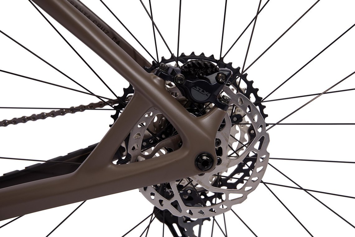 Auch wenn bei den Serienbikes nur Bremsscheiben mit 160 mm Durchmesser verbaut werden, bietet der Rahmen Platz für bis zu 203 mm große Scheiben.