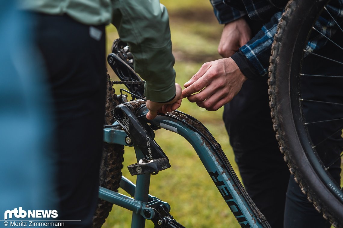 Flop: Die Kabelverlegung am Decathlon Rockrider AM 100 S ist ziemlich abenteuerlich.