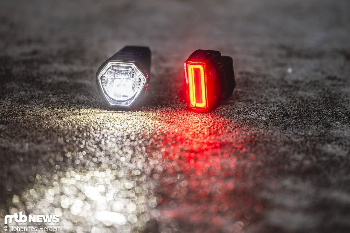 Die Topeak Powerlite  Combo 70 besteht aus einem hellen Frontlicht und Rücklicht. Damit übersieht man euch nicht mehr im Dunkeln.