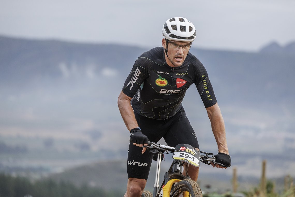 Von einer Legende zur nächsten: Greg van Avermat wurde 2016 auf der Straße Olympiasieger und mischt beim Cape Epic gut mit. Platz 25 in der Gesamtwertung für den 39-Jährigen mit seinem Partner Julian Siemons.
