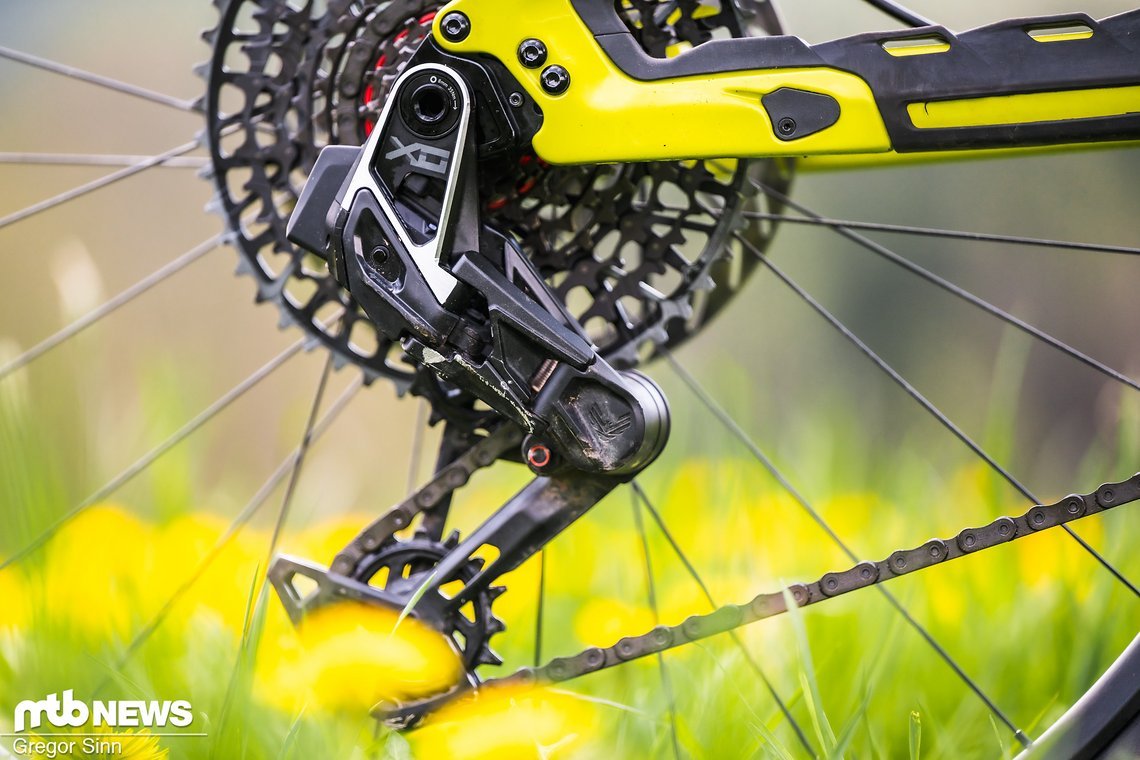 Den Antrieb übernimmt die SRAM X0 Transmission-Schaltgruppe.