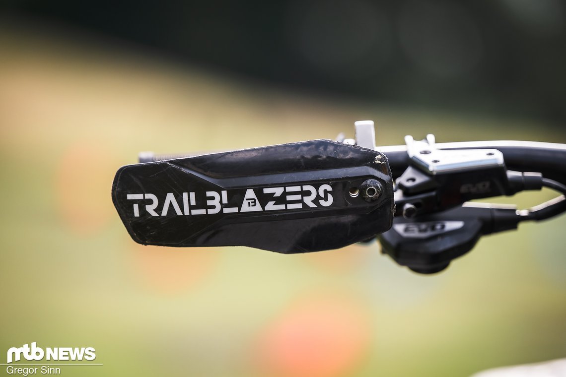 Handschützer sind mittlerweile sehr beliebt im Enduro-Sport.