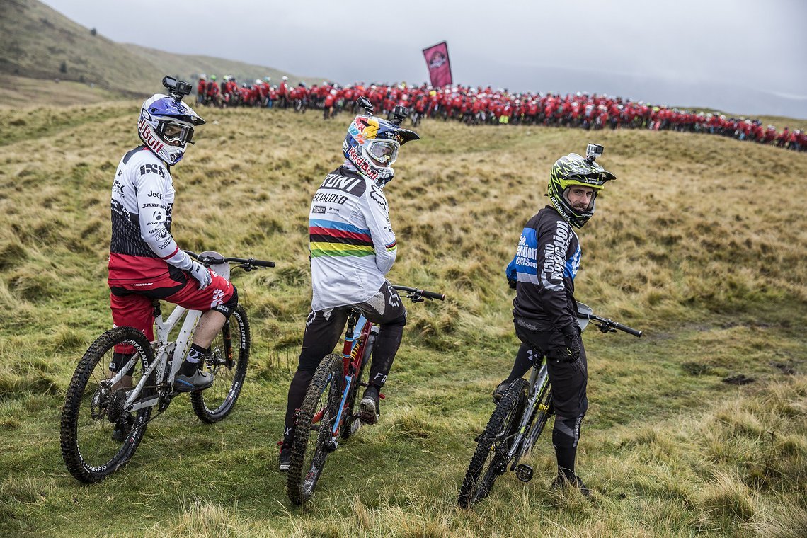 Gee Atherton, Loïc Bruni und Rekord-Sieger Colin Ross waren dieses Jahr die Füchse, die den Rest der Meute jagten. Gee Atherton, Loïc Bruni und Rekord-Sieger Colin Ross waren dieses Jahr die Füchse, die den Rest der Meute jagten.