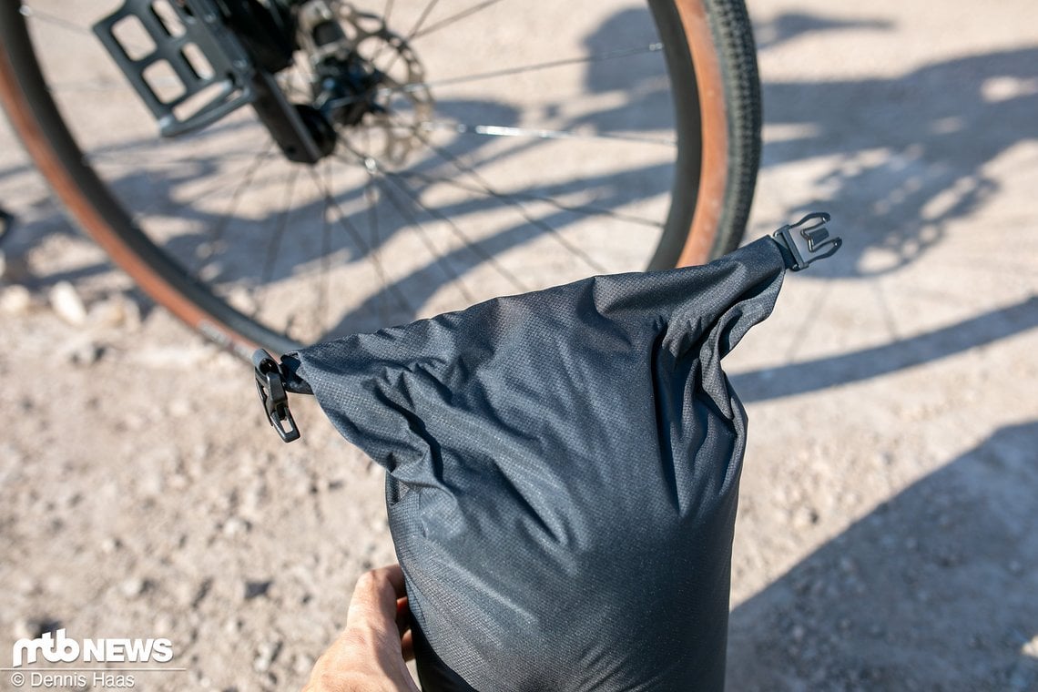 Der Packsack besitzt zwei Rollverschüsse und ist bis zu einer Wassersäule von 10.000 mm dicht.