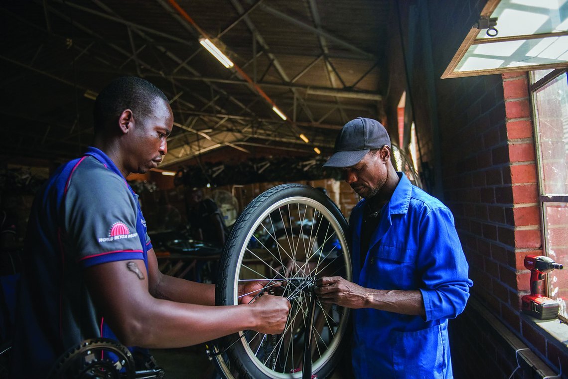 Princeley kommt aus Simbabwe und ist einer von über 3.000 ausgebildeten Fahrradmechanikern, die sich um die Buffalo Bikes kümmern.