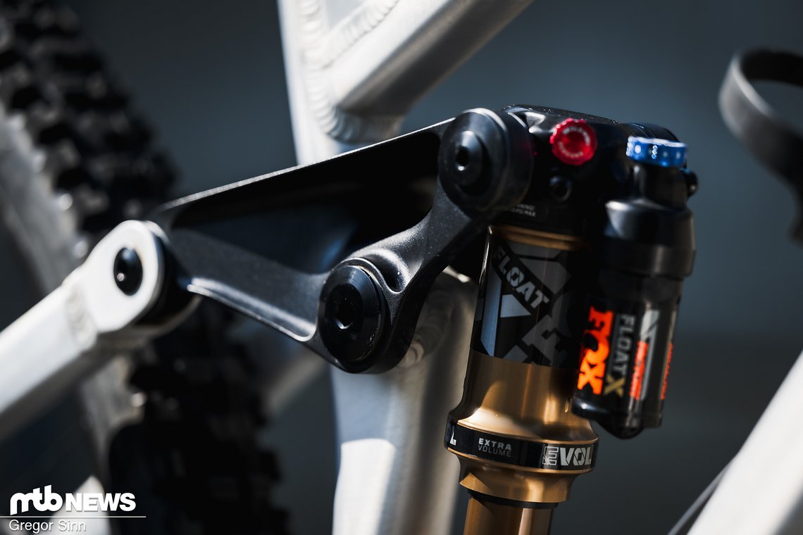 Durch eine bestimmte Konfiguration von Dämpferhub und Wippe kann man übrigens eine LT-Version mit 141 mm am Heck erzeugen.