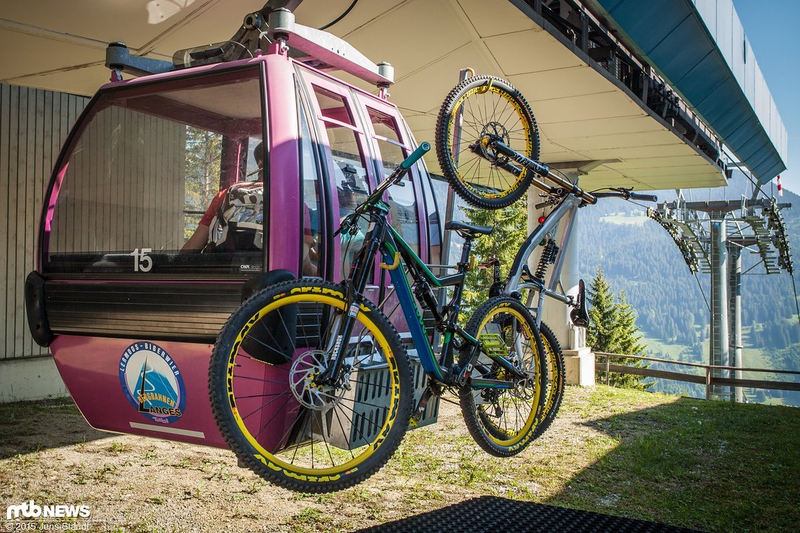 Die Freeridestrecke beginnt an der Mittelstation und das Liftpersonal lädt die Bikes ab bevor sich die Kabine öffnet.