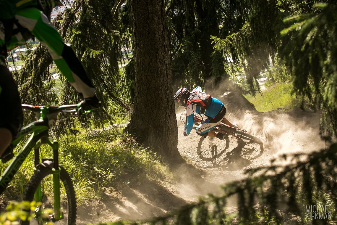 ... und oftmals verschwindet der eigene Teamkollege und mit ihm Steine, Wurzeln und Bodenwellen in einer dicken Staubwolke. Kein Wunder: heisst es doch „Blind Racing“