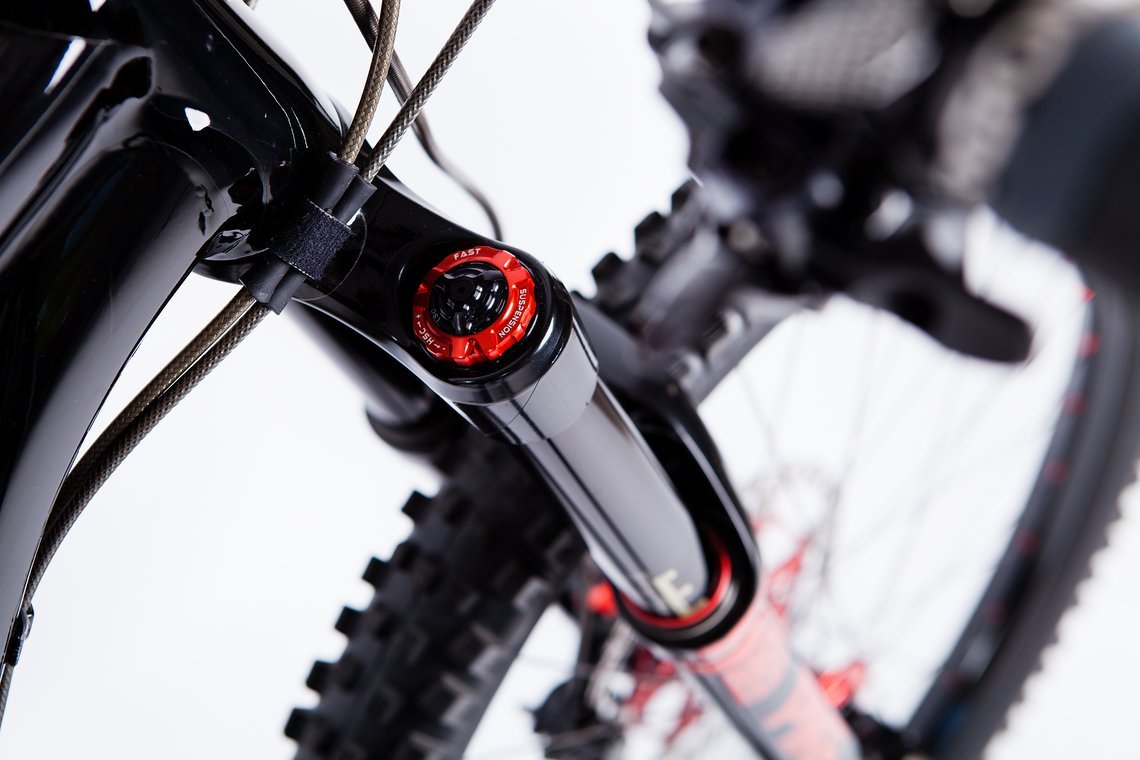 Die RockShox Pike (160 mm) hat ein MRC FAST Suspension 3Way Factory Kit spendiert bekommen, selbstverständlich mit rotem Einstellknopf