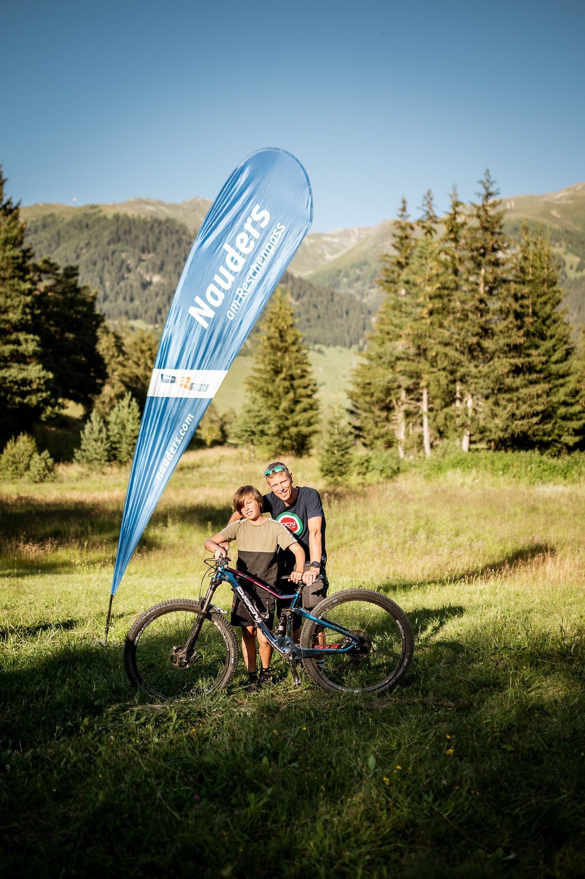 Eine komplette XTR, Carbon-Laufräder und ein frecher Scott Spark Nachbau - sag noch mal einer, den schweizer Jungs würde es an Material fehlen ;)