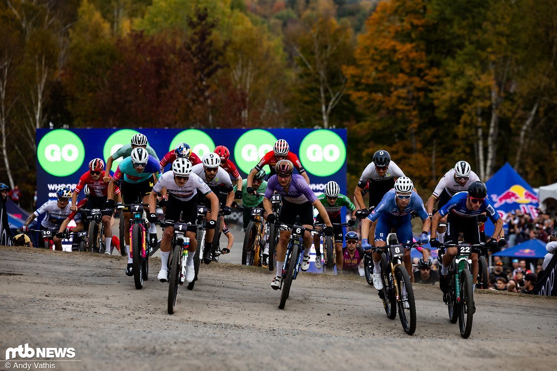 Alan Hatherly, Luca Schwarzbauer, Sam Gaze und Mathis Azzaro führen das Herrenfeld auf die erste Runde des letzten Short Track-Rennens der Saison.