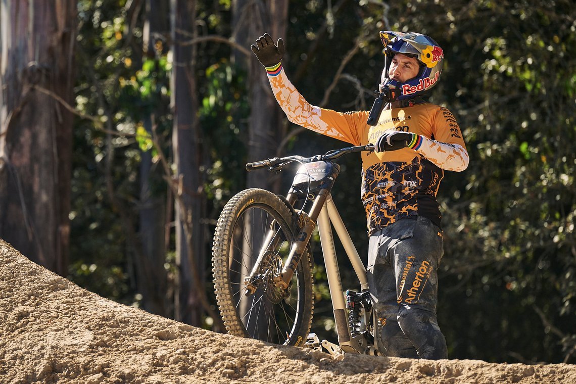 Gee Atherton zeigt, wie er gleich gedenkt abzuheben.