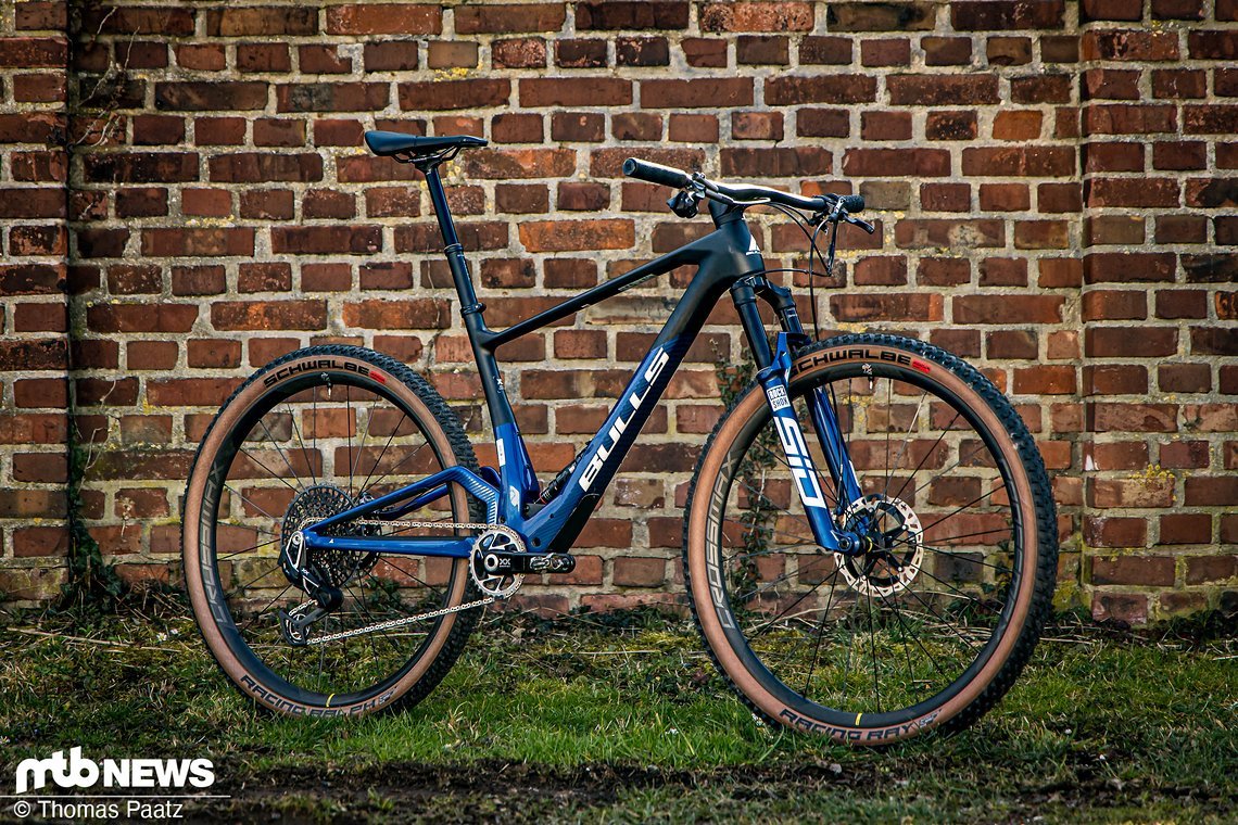 Das Bulls Wild Edge 2025 wurde komplett überarbeitet und kommt mit tief eingebautem Dämpfer sowie 120 mm Federweg.