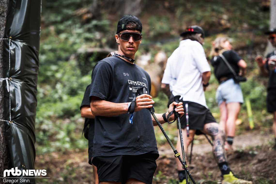 Wie Amaury Pierron rund zwei Wochen nach Schlüsselbein-OP in La Thuile wieder mitfahren will, ist für uns nicht wirklich nachvollziehbar