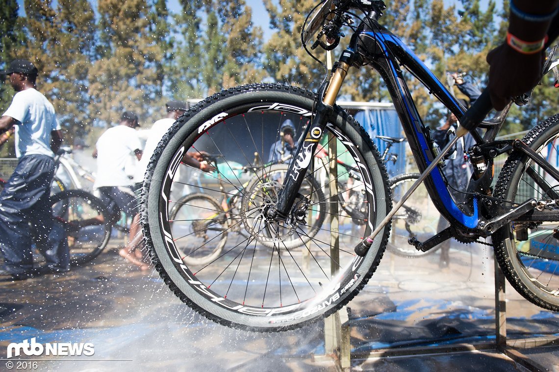 Bikes säubern ist beim Cape Epic von größter Bedeutung.